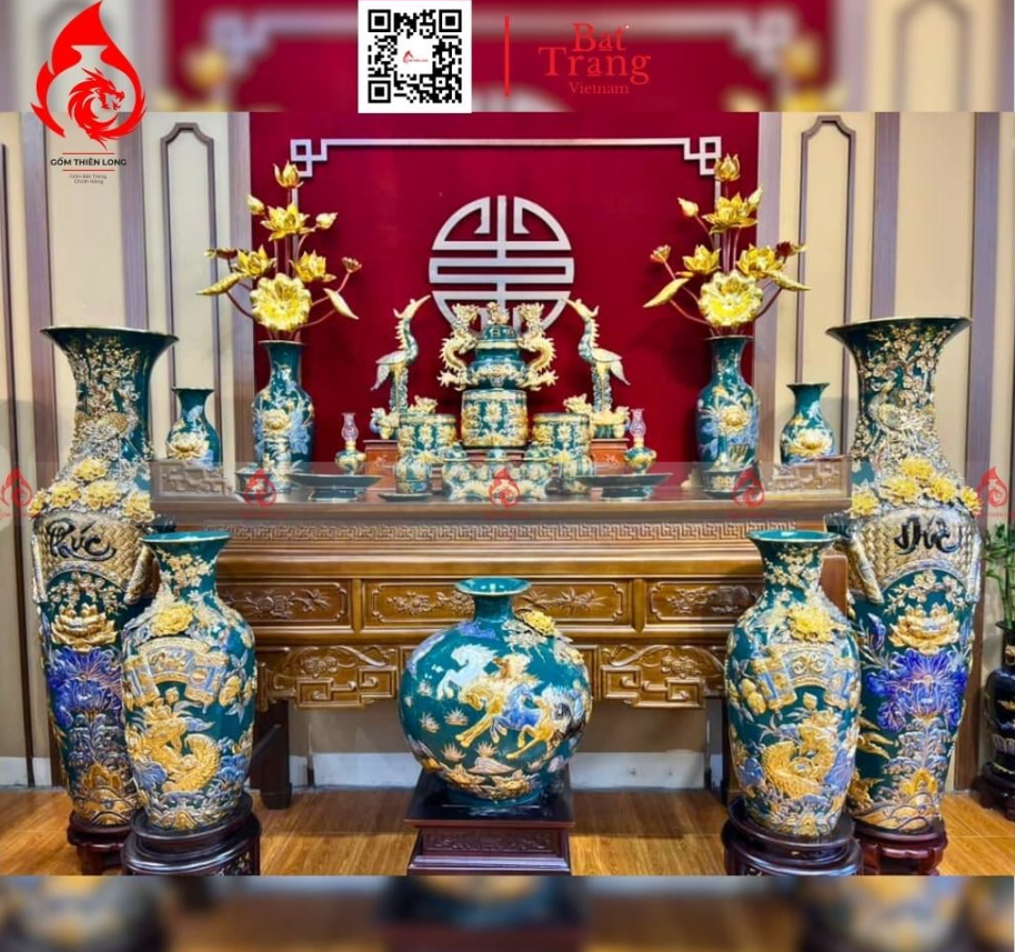 Bộ đỉnh hạc gốm sứ Bát Tràng trên bàn thờ gia tiên